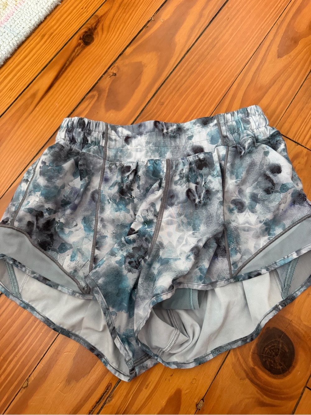Lululemon womens size 4 2.5” Light Blue Floral Athletic Shorts